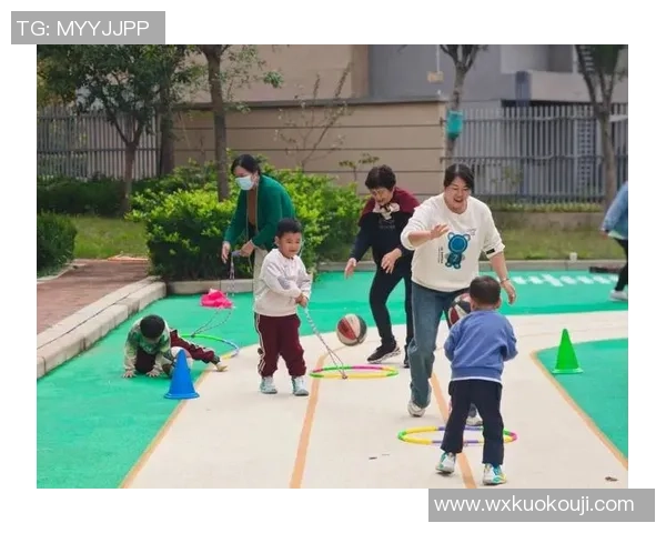 五岁小孩初尝足球乐趣亲子互动培养运动兴趣与团队精神